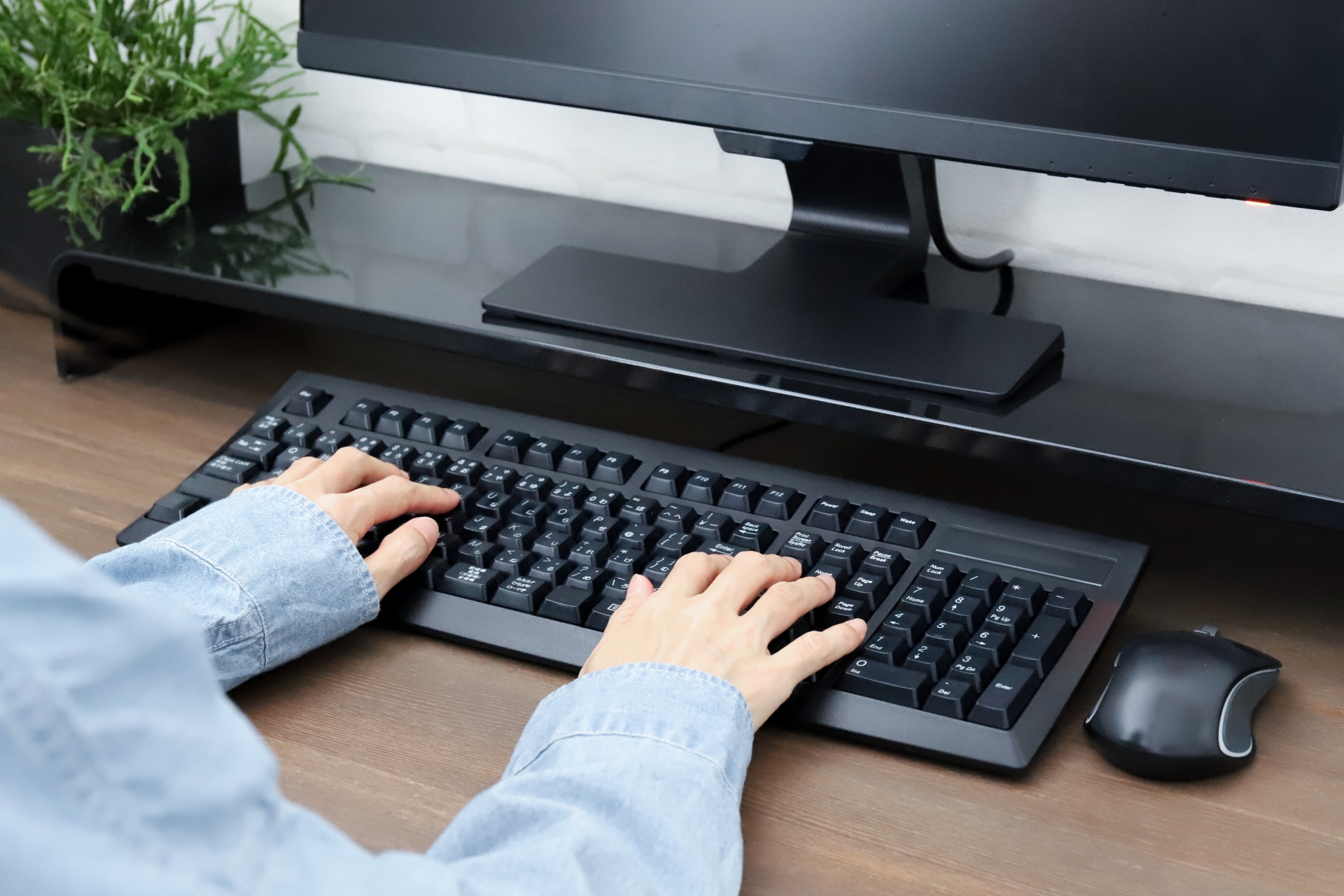 デスクワークが体に与える影響とは？｜肩こり・腰痛・眼精疲労